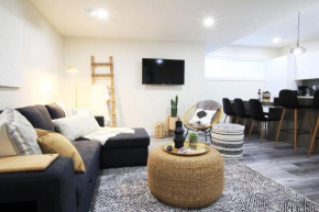 Executive Bsmt Suite, King Bed, 5 min to DT & Whyte Ave, Sleeps 6!